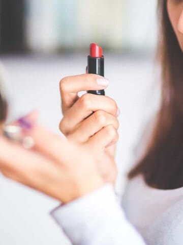 Toxins in lipstick linked to infertility and miscarriage