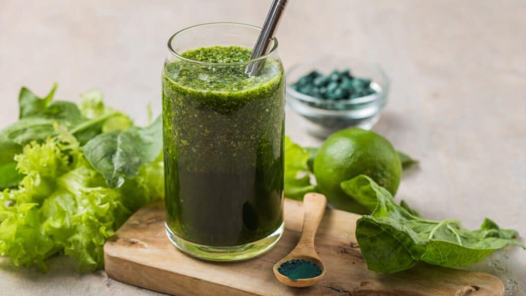 Fertility Smoothie Recipe with Spirulina and Lettuce